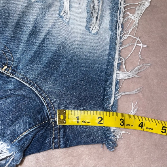 AG the brin ex boyfriend cut off distressed short size 24R - Picture 8 of 12